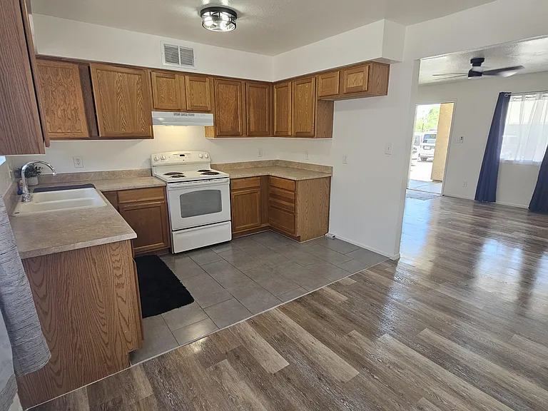 5019 N 22nd Ave #6 — Photo 7