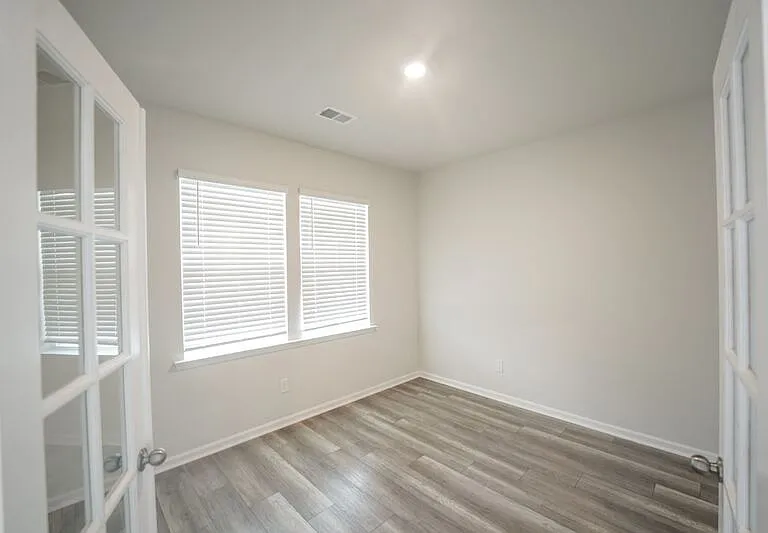 225 Lillian St — Photo 4