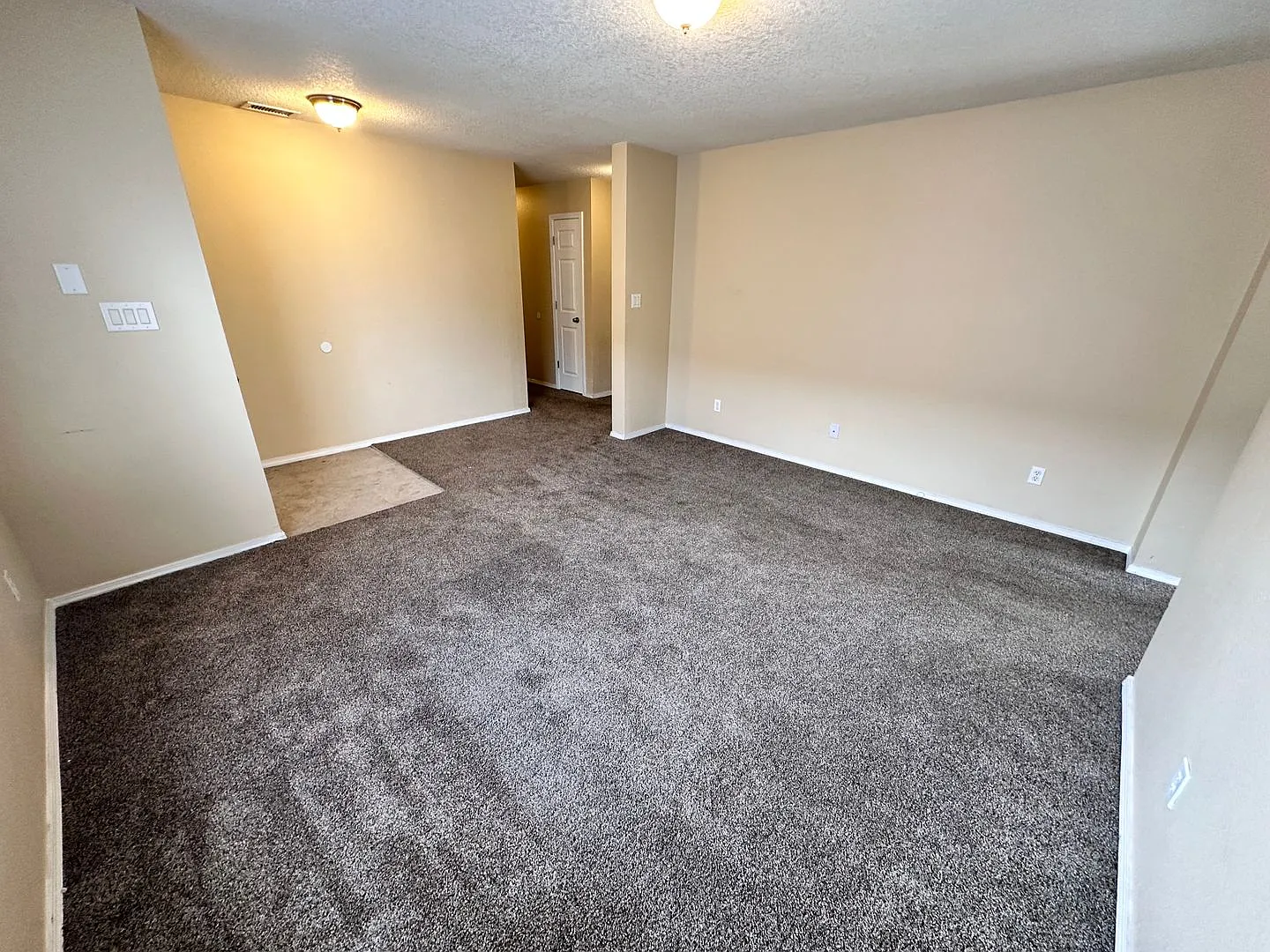 3 Bedroom 2 Bathroom with 2 Car Garage — Photo 3