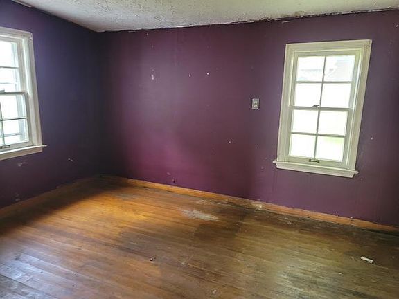 5th image of 916 E 11th St