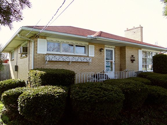 3rd image of 62 Raymond Ave