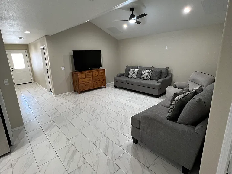 910 W Jaffa St — Photo 17