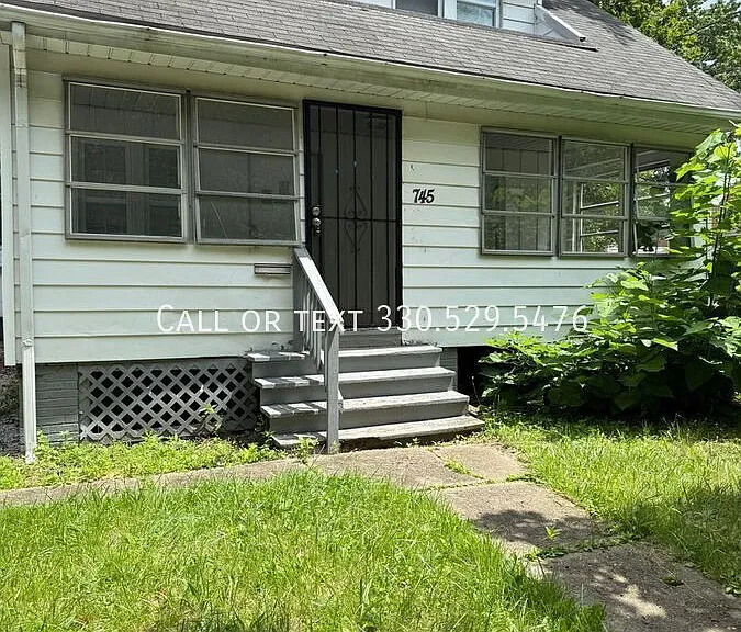 745 Noble Ave — Photo 1