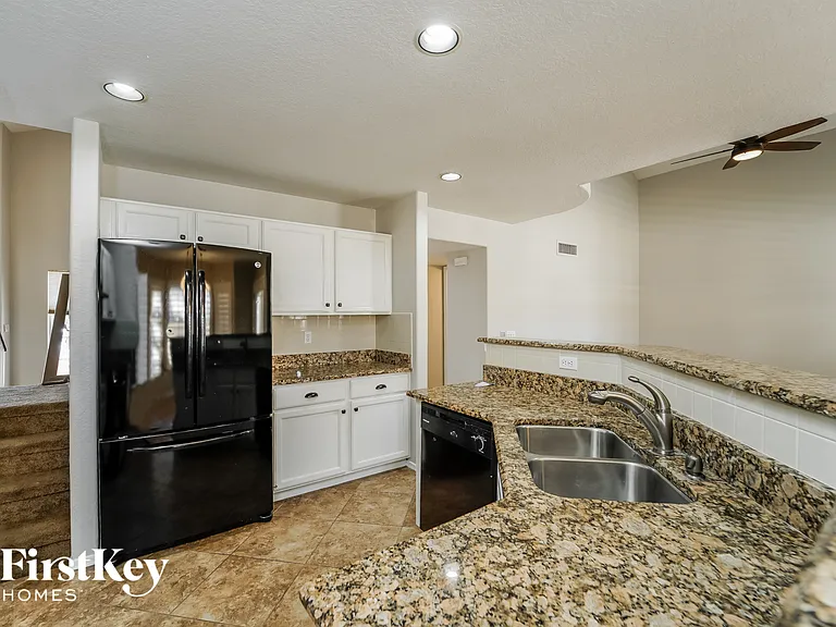 8166 N Pocono Way — Photo 4