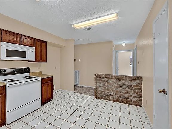 5th image of 2406 Pilgrims Bend Dr