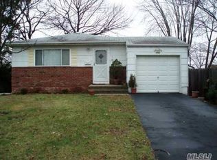 140 Colombo Ave, Copiague, NY 11726