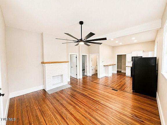 5th image of 104 Henry St