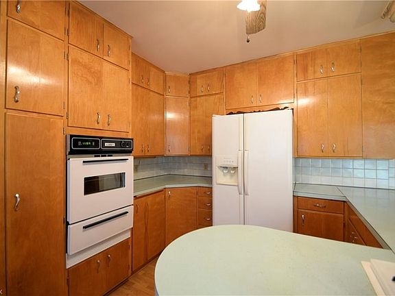 4th image of 8431 Parkdale Dr
