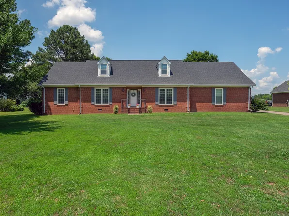 215 W Longview Dr, Portland, TN 37148
