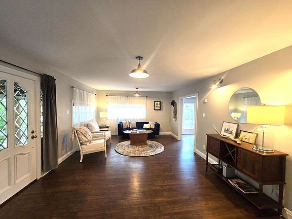 5th image of 401 Maple Ave