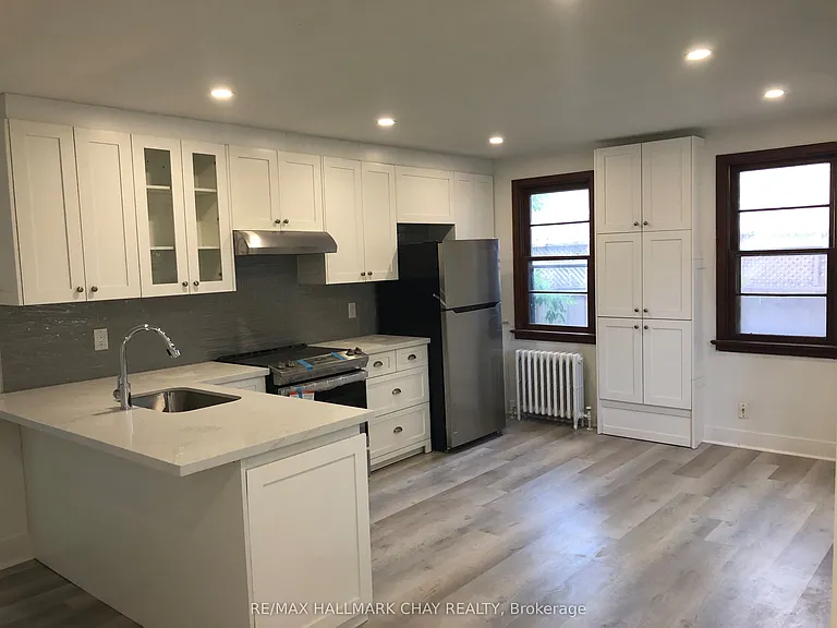 34 Cundles Rd E — Photo 3