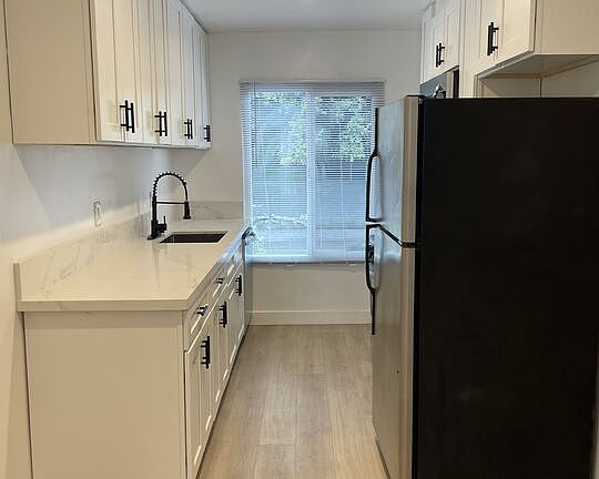 3rd image of 1254 N Orange Grove Ave APT 4