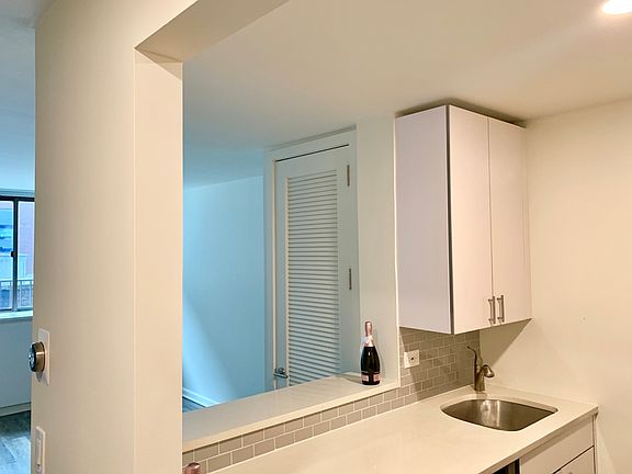5th image of 520 W 43rd St APT 6F