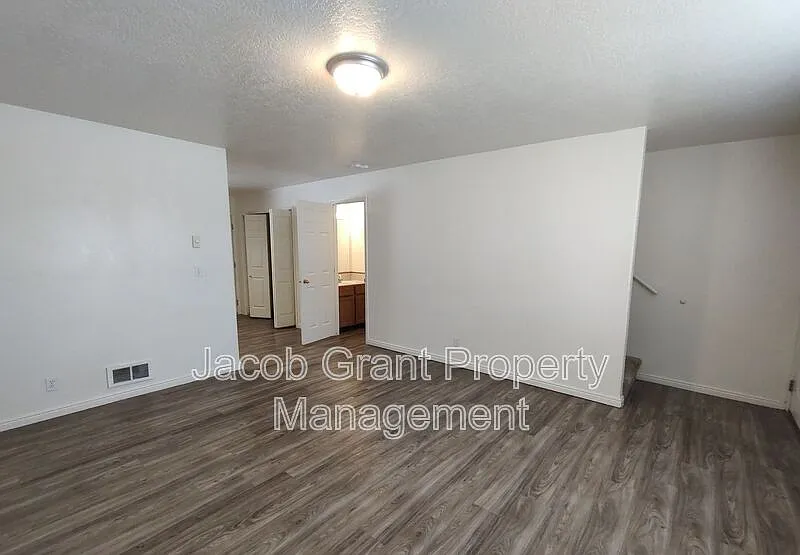 2 bed, 1.5 bath, 1000 sqft, $1,150 — Photo 2