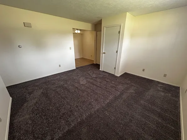 1305 4h Park Rd APT 4, Pontiac, IL 61764
