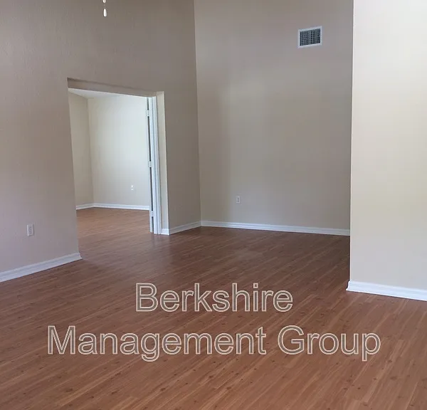 1106 Meadow Ave — Photo 3