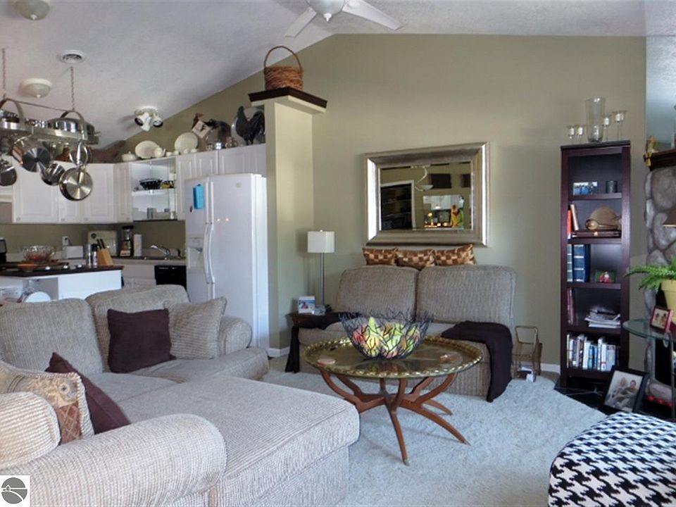 1st image of 1021 E Lincoln St APT 1