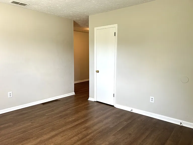 1286 Centre Pkwy — Photo 3