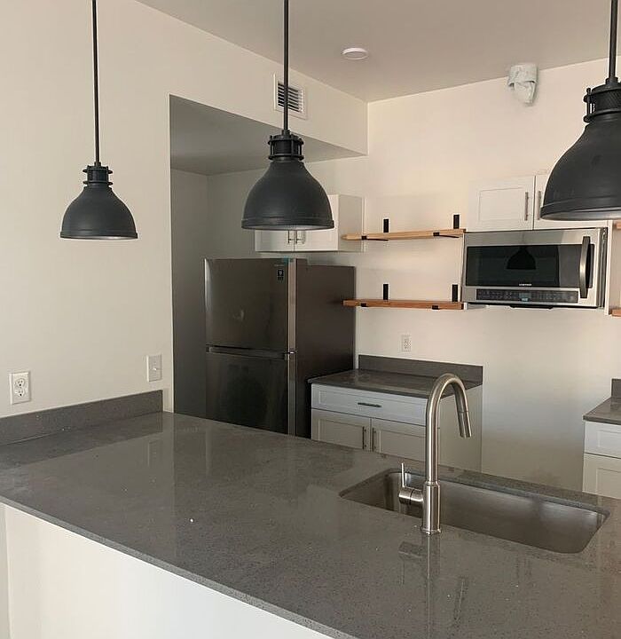 1st image of 942 S 6th Ave #101