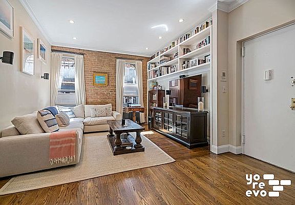 4th image of 211 W 10th St APT 1C