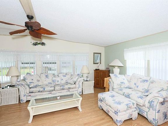 4th image of 810 Periwinkle Cir