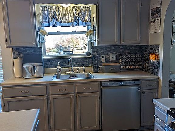 Kitchen with tile backsplash