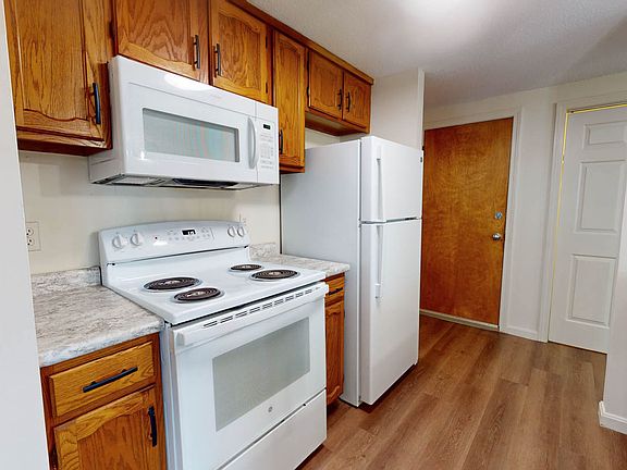 Newly remodeled modern kitchen for entertaining!