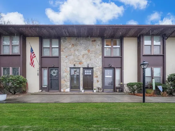 4 Palm court #4, Selden, NY 11784