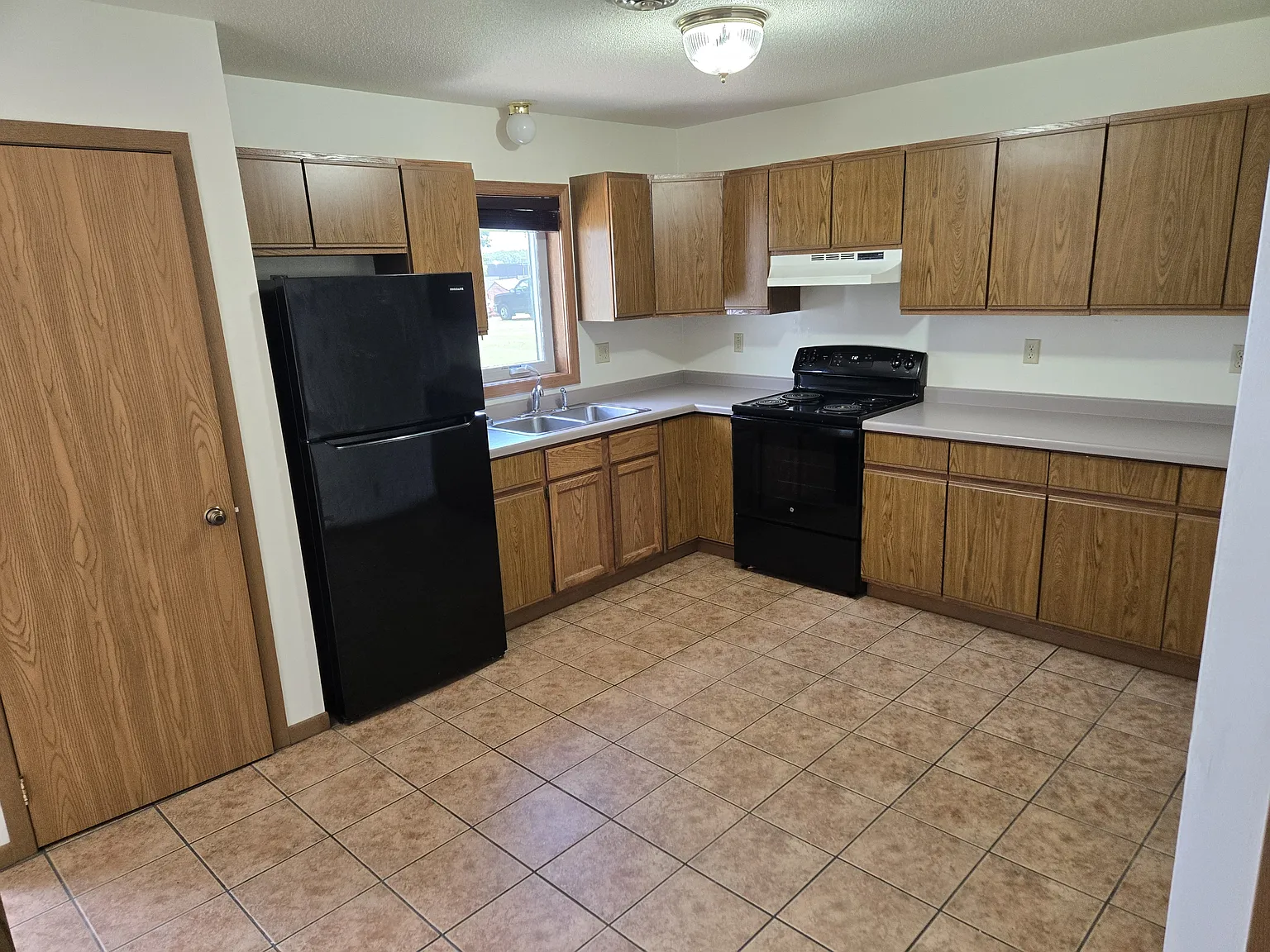 527 Franklin Street - B — Photo 1