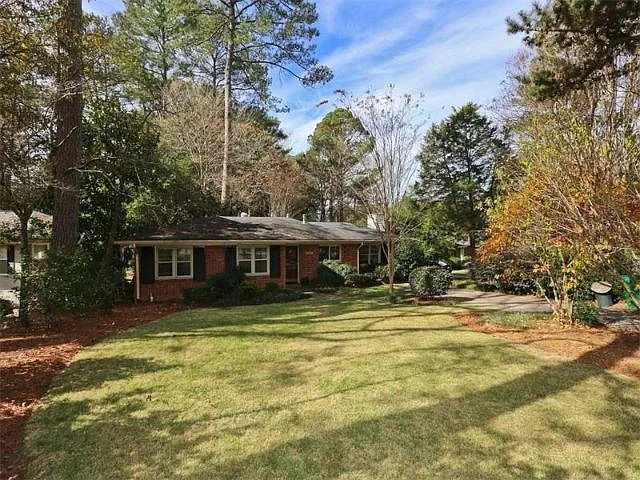 1624 Berkeley Ln NE — Photo 2