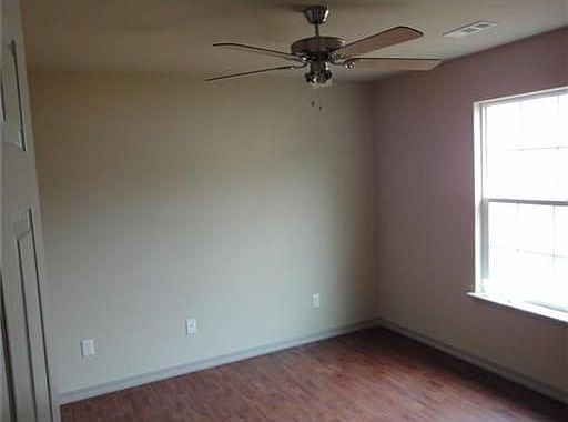 4th image of 305 E North St