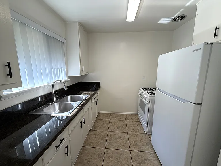 255 S Oakland Ave #2 — Photo 2