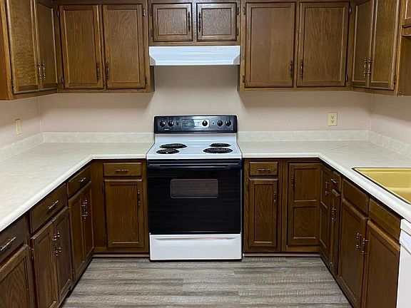 Great kitchen with lots of cabinet space.