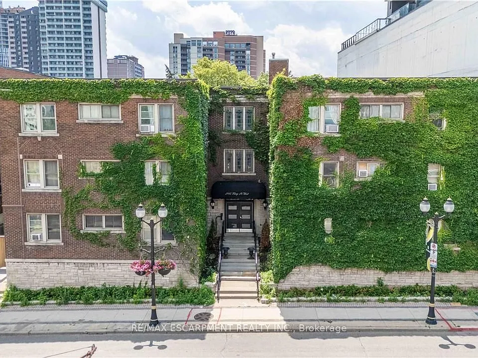 285 King St W #4