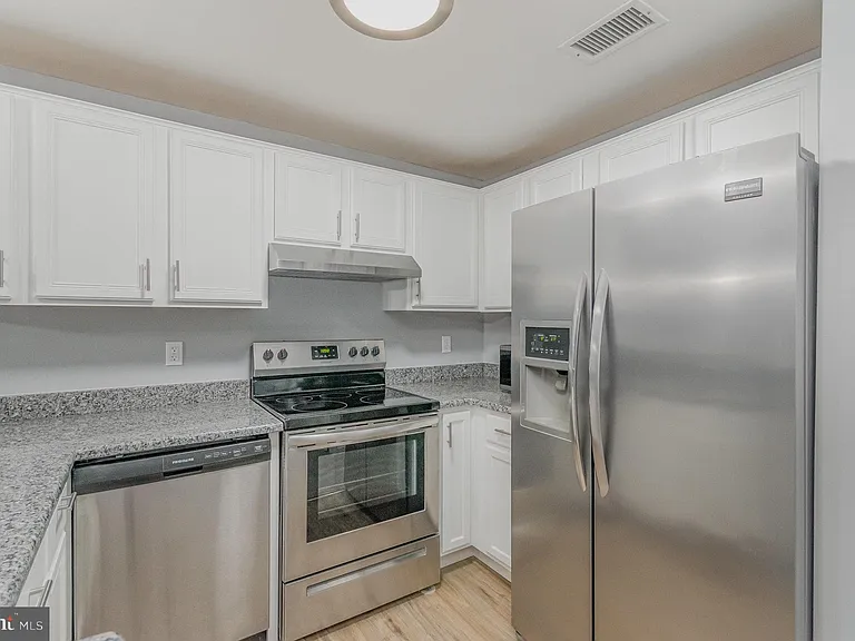 100 Grosvenor Ln #3 — Photo 14