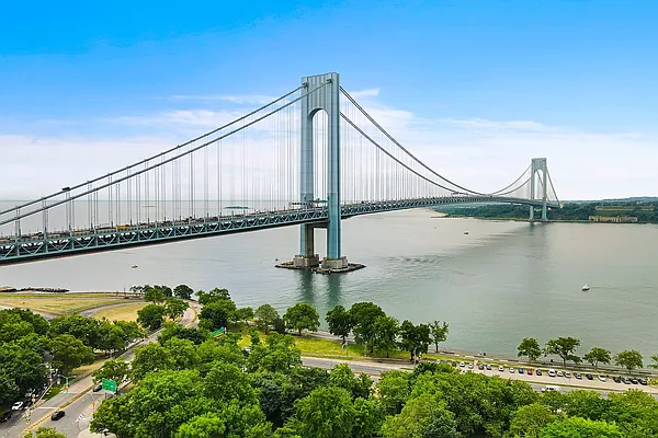 Sold by Redfin Real Estate | media 22