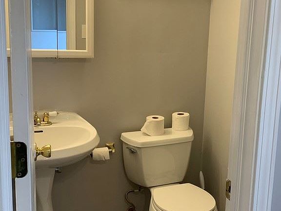 4th image of 209 Laurel Dr #B