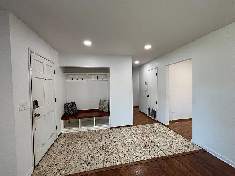 2102 California Dr — Photo 8