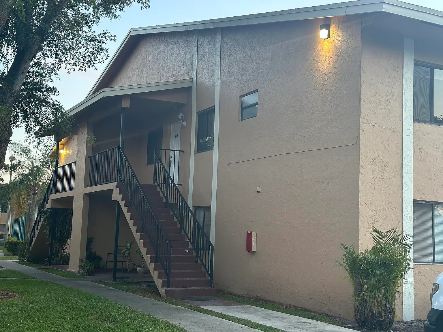 3 bed, 2.0 bath, 1078 sqft, $2,400 — Photo 2