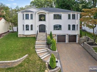 332 Maplewood Dr, Paramus, NJ 07652