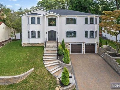 332 Maplewood Dr, Paramus, NJ, 07652