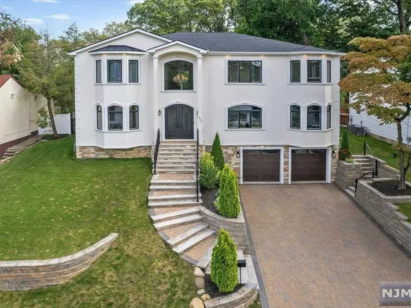 332 Maplewood Dr, Paramus, NJ 07652
