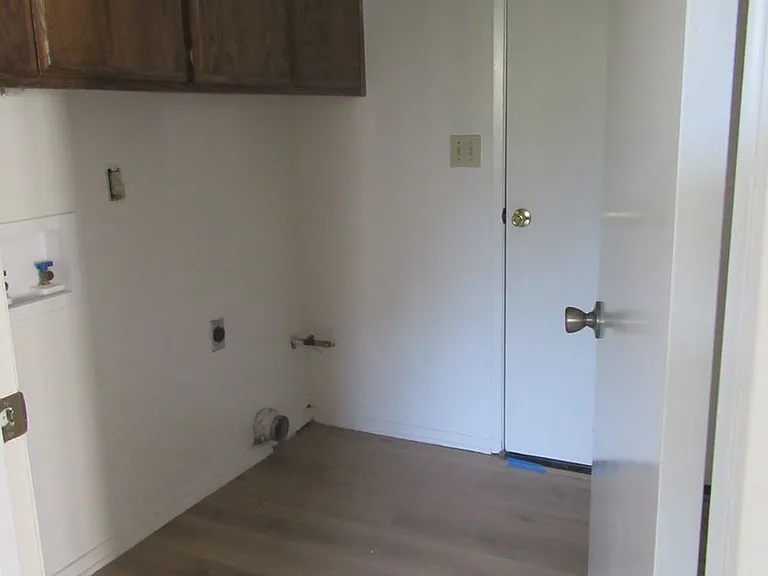 1220 Iris Ct — Photo 8