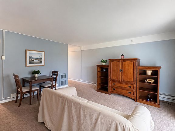 3rd image of 1910 W Hatherleigh Ct APT 2C