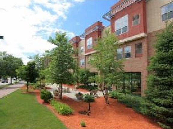 Close to shopping and din