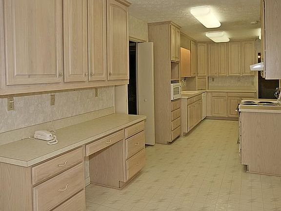 Spacious Kitchen with Lots of Cabinets