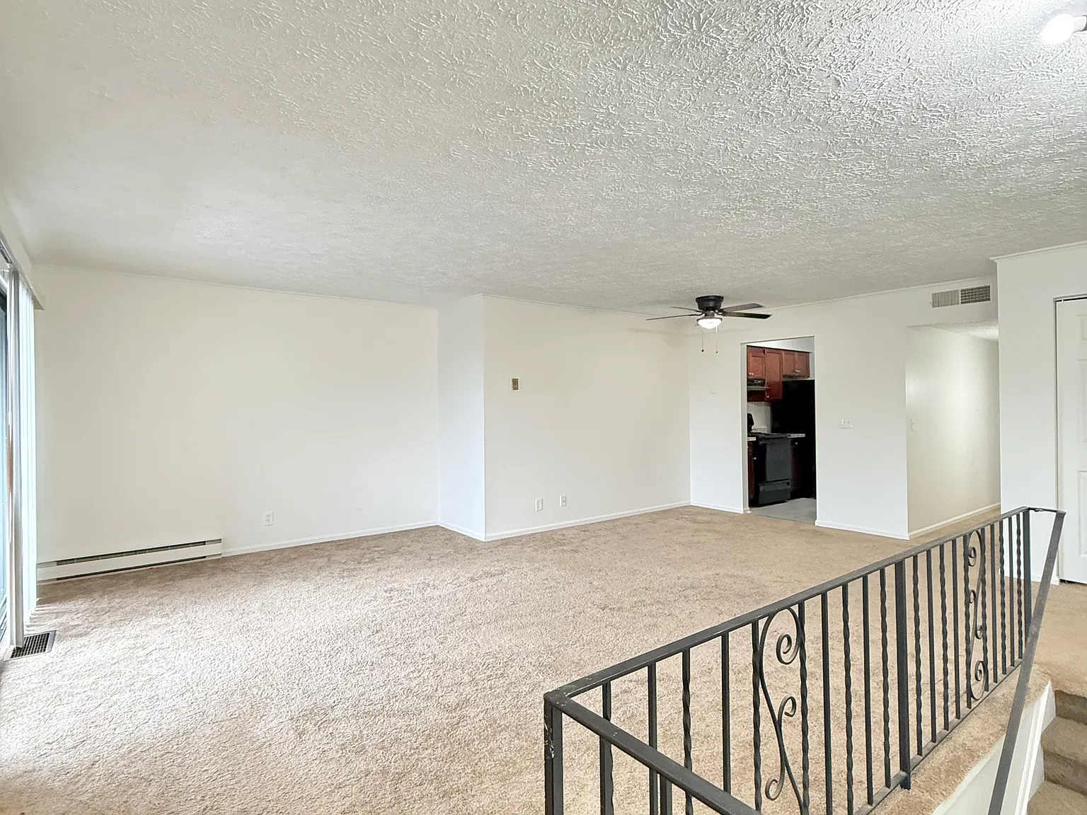 1 bed, 950 sqft, $1,300 — Photo 3
