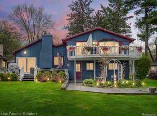 9431 Mandon Rd, White Lake, MI 48386