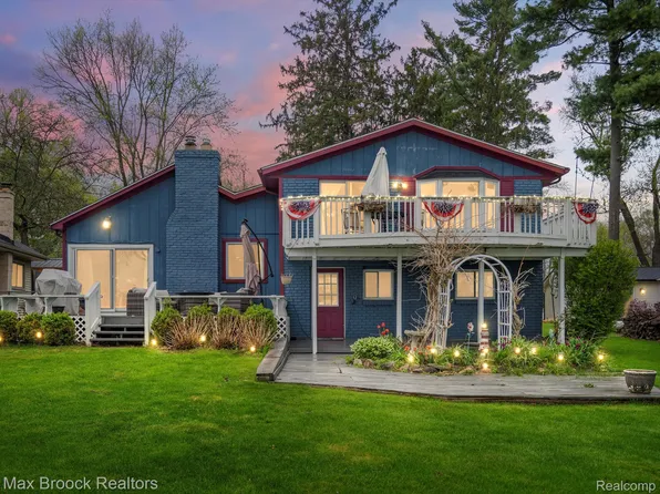 9431 Mandon Rd, White Lake, MI 48386