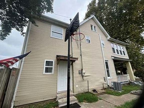 5th image of 611 Railroad St